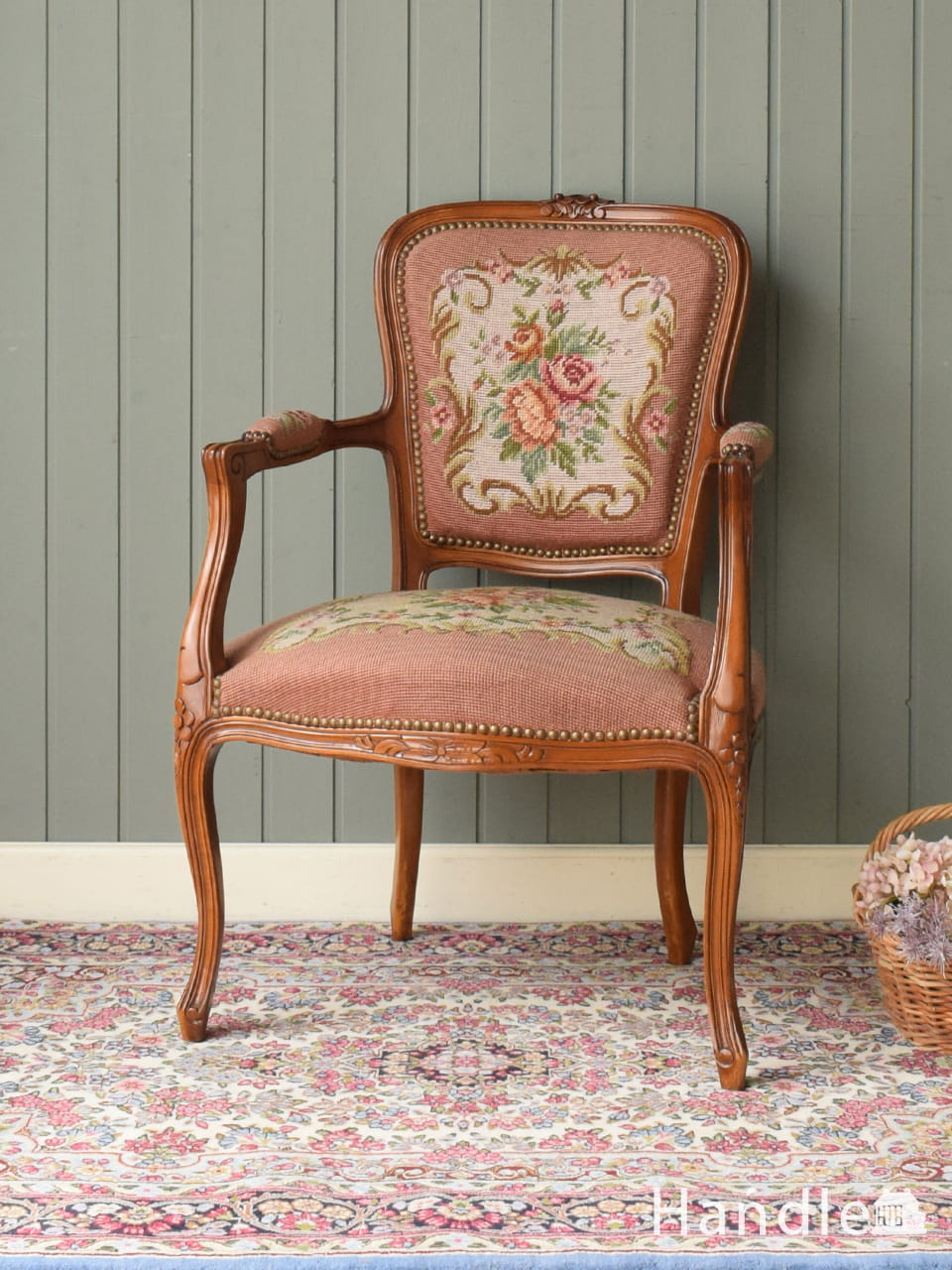 王子さまとお姫さまの刺繍が華やかなフランスのアンティーク