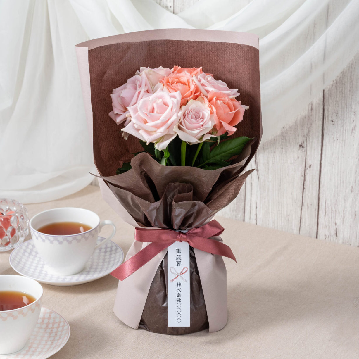 届いた姿でそのまま飾れるスタンディング薔薇ブーケ スイート8本