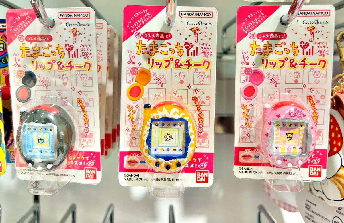 新発売】可愛すぎるとSNSで話題「たまごっち」コスメ！リップ・チーク