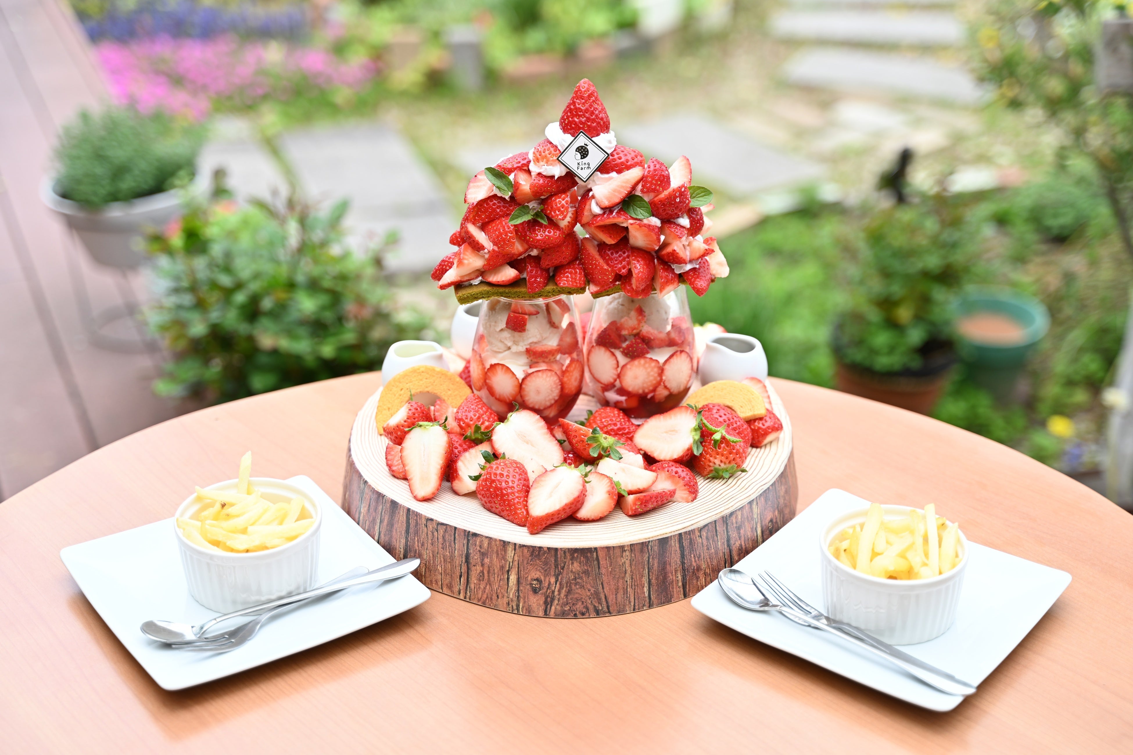 朝採れいちご1kg以上！いちご農家だからできる！デカ盛り「いちご畑