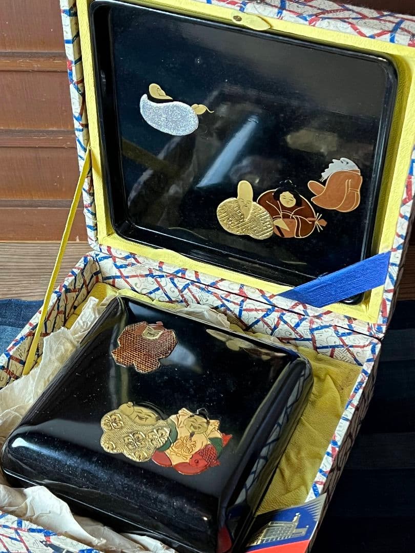 【箱付】漆器 七福神図 盛り絵付け蒔絵 お盆と重箱 アンティーク 骨董品 時代漆器 天然木製漆塗 螺鈿金蒔絵 花唐草総蒔絵 四段重箱 重箱台