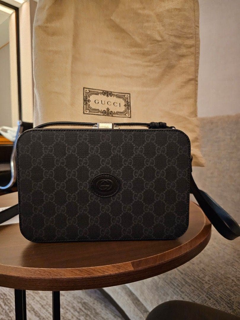 グッチメッセージバックGG Supreme Monogram Leather Gucci GG Supreme Monogram Camera Bag Beige Black 1475598