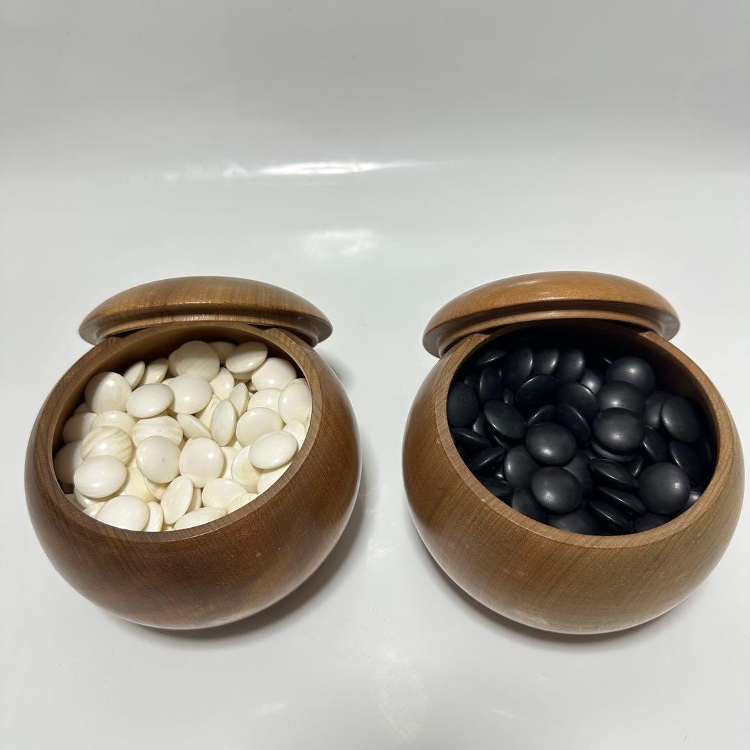 囲碁　碁石　蛤碁石　黒那智碁石　セット Amazon | 囲碁 日向特製蛤碁石那智黒碁石 31 実用 厚み8.4mm 木製本欅