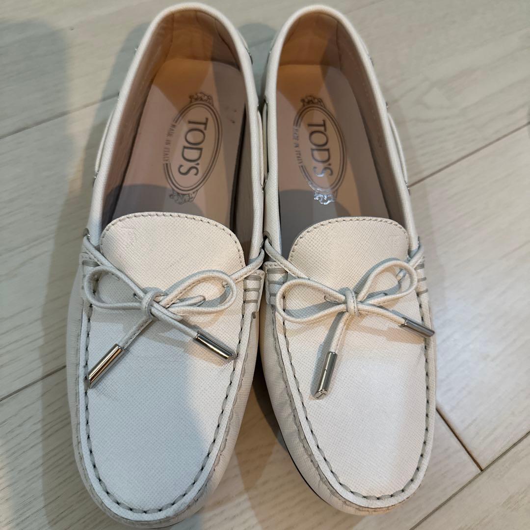 TOD'S ホワイト ローファー 中古・古着通販】TOD'S (トッズ) ローファー ホワイト サイズ:35
