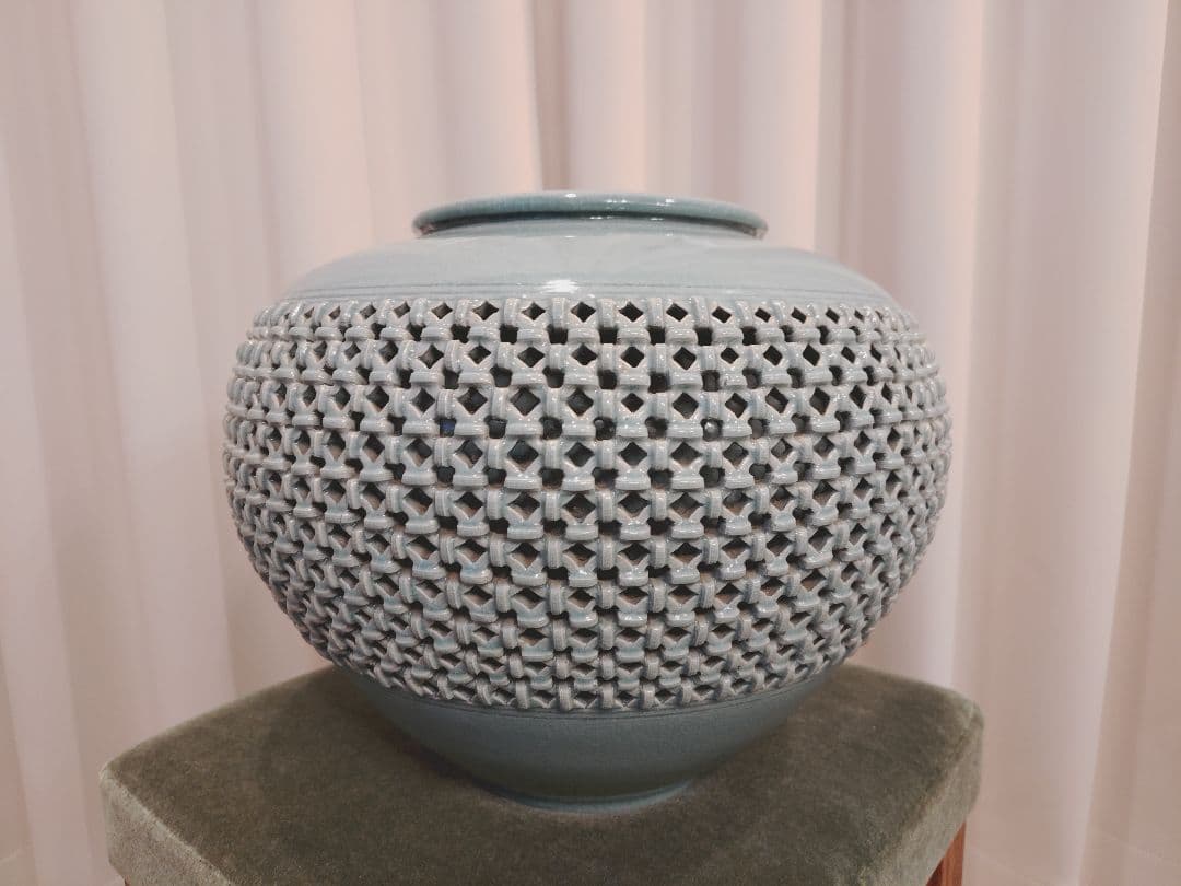 透かし彫り風青色陶器　高麗青磁