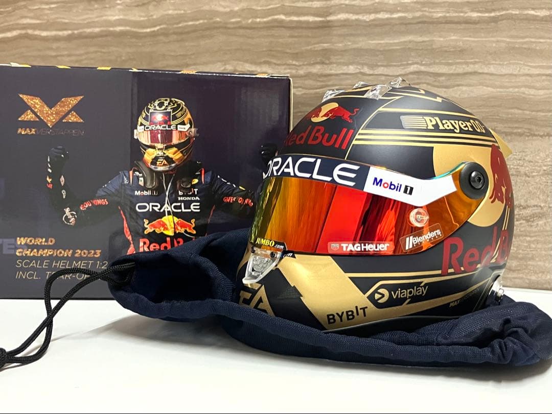 1/2 ヘルメット 2023 M.フェルスタッペン Wチャンピオン3連覇仕様