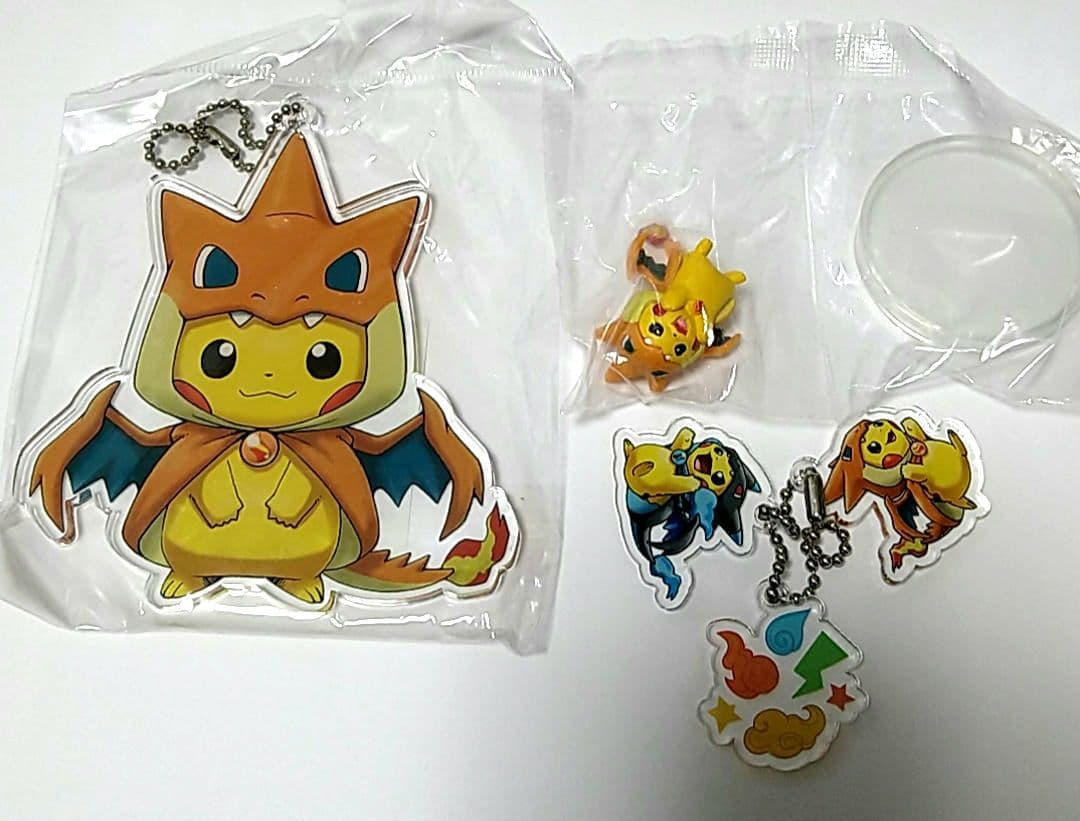 ポンチョを着たピカチュウ、メガリザードン、キーホルダー