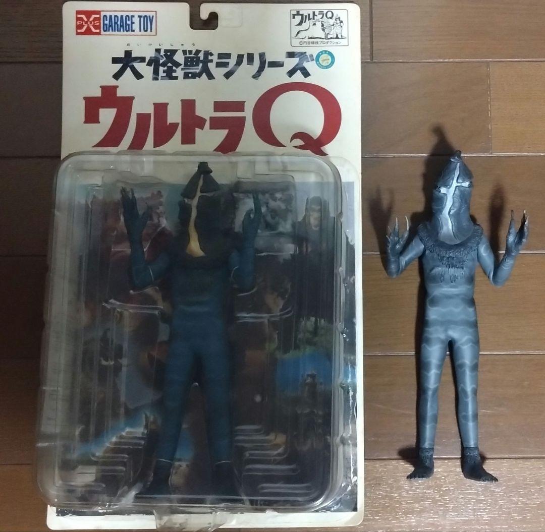 ケムール人フィギュア 顔が発光! 「ウルトラQ」の不気味なケムール人が、全高34cmの巨大