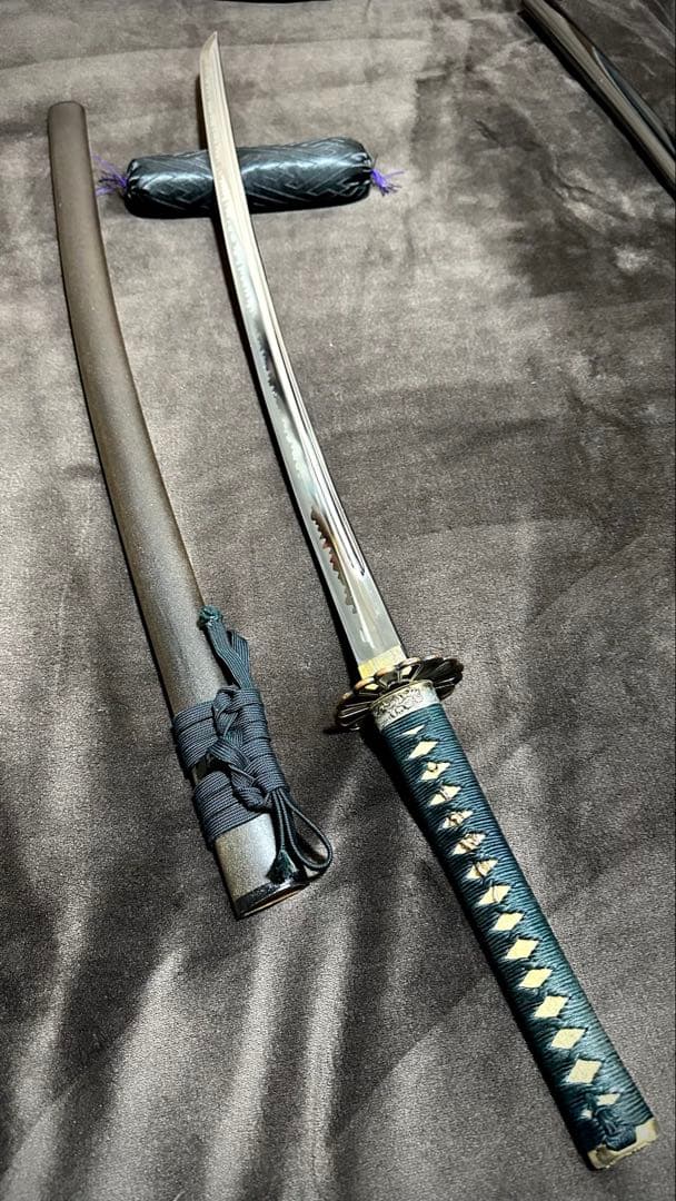 居合練習用 模造刀 居合刀 模擬刀 本鮫柄 日輪刀風菊鍔 互の目仕立て刃文 黒斬剣 艶桜拵え 樋入り黒塗り刀身 模造刀｜【公式】模造刀・居合刀の