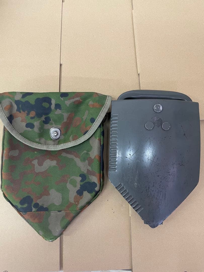 金属製スコップ 迷彩収納ケース付き イギリス軍放出品 3つ折りスコップ 収納カバー付き DPM迷彩 [ 並下品